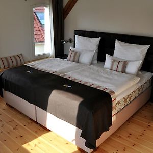 Zimmer mit Kingsize-Bett
